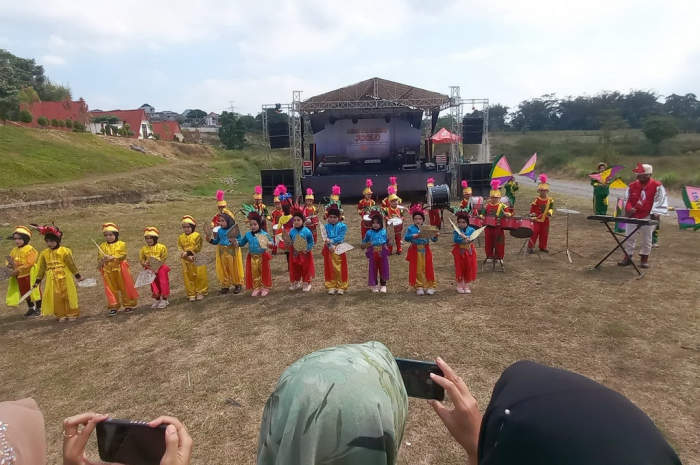 Penampilan drumband Sekolah KB, RA & Homeschooling Al Firdaus BSB Mijen dalam acara Festival Rakyat Joglo 2023.