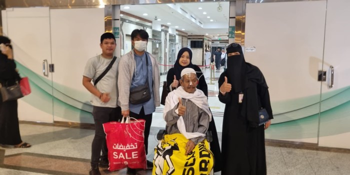 JEMAAH HAJI PULANG : Jemaah haji yang sakit saat pelaksanaan haji 2023 kembali ke Tanah Air setelah mendapat surat keterangan layak terbang dari pihak rumah sakit di Jeddah, Senin (21/8/2023).