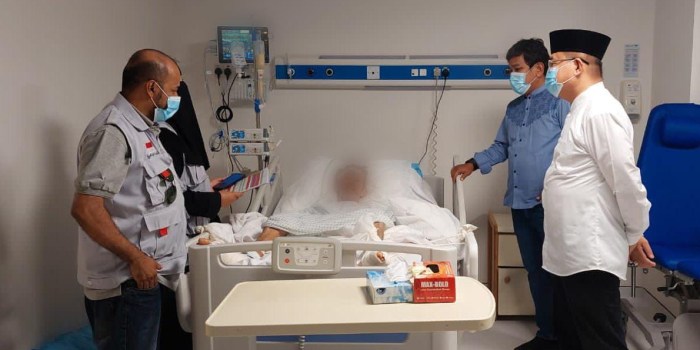 BEZUK JEMAAH HAJI SAKIT : Konsul Haji KJRI Jeddah, Nasrullah Jasam membezuk dan mengantar jemaah haji yang sudah mendapatkan surat keterangan layak terbang dari pihak rumah sakit di Jeddah, Senin (21/