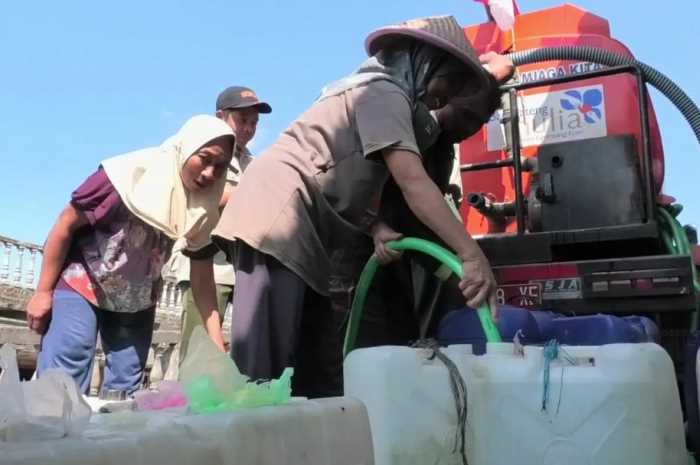 BPBD Kabupaten Temanggung menyalurkan air bersih kepada warga yang mengalami kekeringan pada musim kemarau ini.