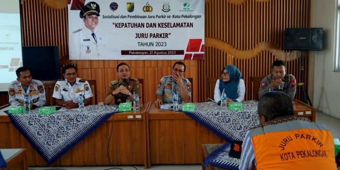 SOSIALISASI PARKIR : Wali Kota Pekalongan HA Afzan Arslan Djunaid saat Sosialisasi dan Pembinaan Juru Parkir se-Kota Pekalongan Tahun 2023 di Aula Kantor Dishub setempat Senin (21/8/2023).