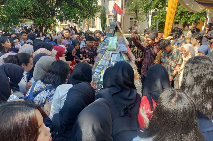 Mahasiswa Sastra Indonesia antusias memperebutkan buku di Crop Circle, Fakultas Ilmu Budaya, Universitas Diponegoro, Senin (21/8/2023).