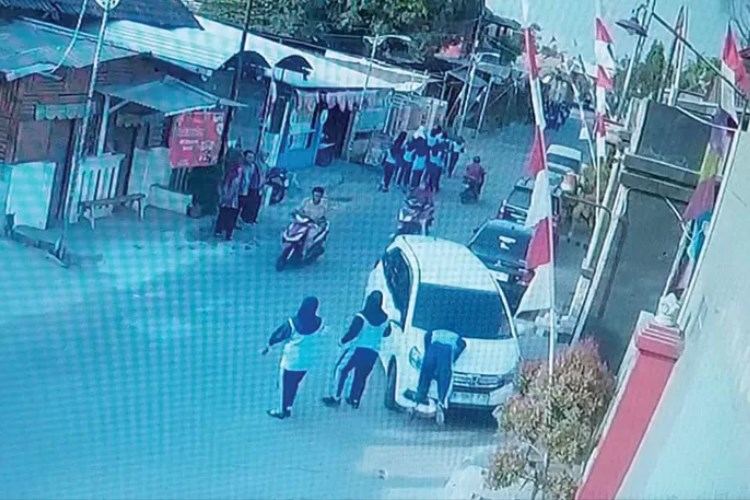 Tangkapan video cctv terkait siswi SMKN 1 Banyudono yang ditabrak mobil yang dikendarai guru. Korban terseret hingga beberapa meter dan dilarikan ke rumah sakit. (ISTIMEWA)