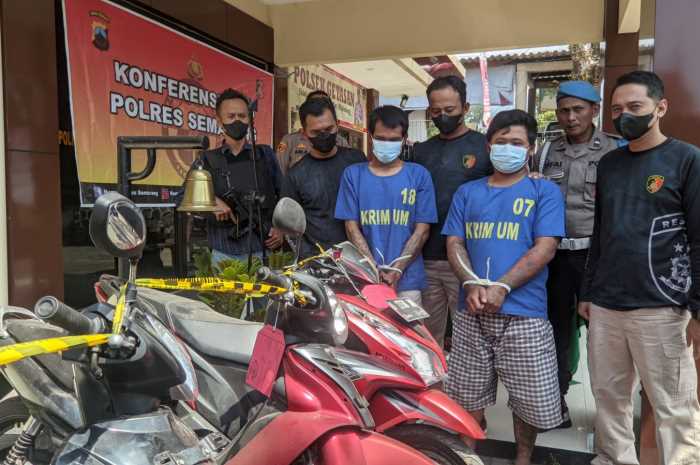 Pelaku menunjukkan motor hasil curiannya yang telah diamankan jajaran Polsek Getasan.&nbsp;
