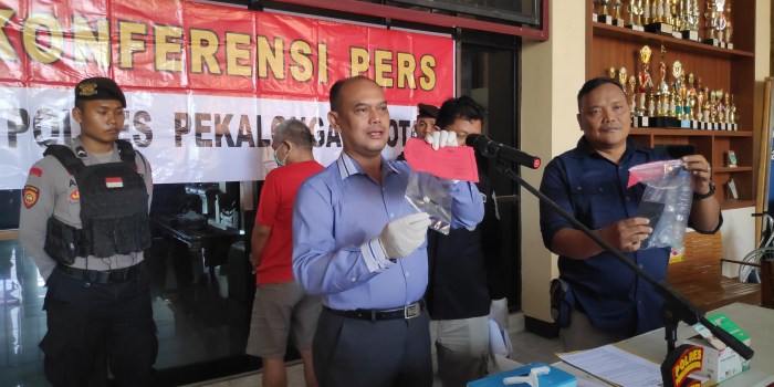 BERI KETERANGAN : Kasat Narkoba Polres Pekalongan Kota AKP Budi Santoso saat memberikan keterangan penangkapan pengguna narkoba di Mapolres setempat Selasa (22/8/2023).