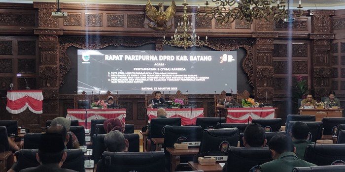 RAPAT PARIPURNA : Ketua DPRD Kabupaten Batang Maulana Yusup memimpin Rapat Paripurna DPRD Kabupaten Batang yang dihadiri Pj Bupati Batang Lani Dwi Rejeki, Rabu (23/8/2023).