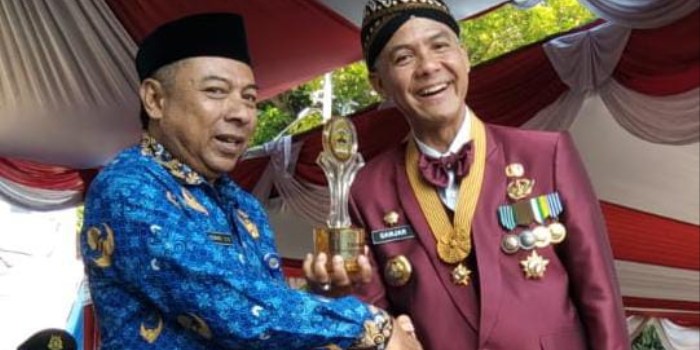 BERI PENGHARGAAN : Gubernur Jawa Tengah Ganjar Pranowo menyerahkan penghargaan kepada Sekertaris DPRD Kabupaten Batang, Bambang Suryantoro.