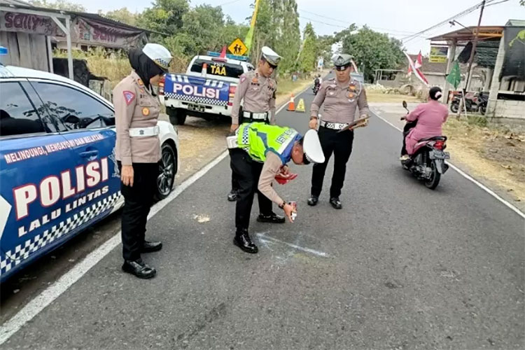 Kasat Lantas Polres Sukoharjo AKP Bety Nugroho pinpin olah TKP kecelakaan maut yang sebavkan tiga pelajar meninggal di Mulur. (IWAN KAWUL/RADAR SOLO)