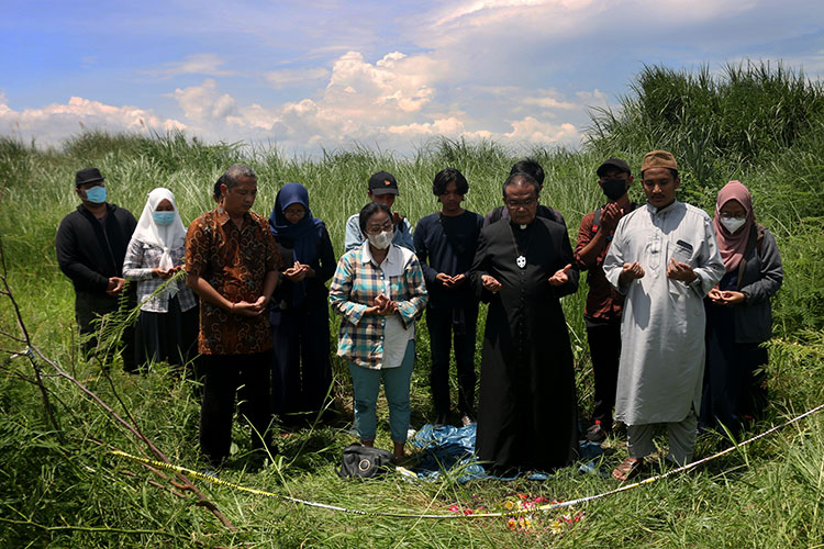 TUNGGU KEJELASAN : Keluarga Iwan Boedi dan elemen masyarakat saat menggelar doa bersama di lokasi penemuan janazah dekat kawasan Marina Semarang pada 15 November 2022.