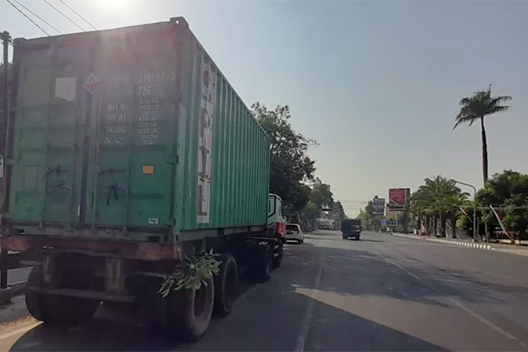 Truk kontainer terparkir di Jalan Solo-Sragen. Truk ini terlibat kecelakaan dengan sepeda motor yang mengakibatkan siswa SD usia 10 tewas, Rabu (23/8). (RUDI HARTONO/RADAR SOLO)