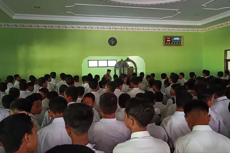 BERI DOA: Siswa SMP N 1 Jumantono memberikan doa kepada Rafi Nur Aziz, Fahri Aditya, Satriya Surya Padan di Masjid Baziz, yang menjadi korban dalam laka maut di Mulur, Sukoharjo, Selasa (22/8).