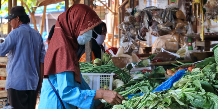 JANGAN PANIC BUYING : Warga Kota Pekalongan diingatkan tidak boros dalam berbelanja kebutuhan rumah tangga.