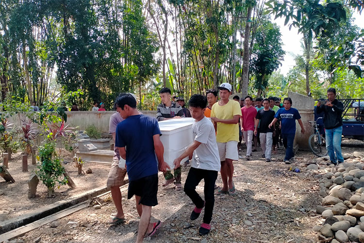 BERDUKA: Jenazah Rika Indriyani (inzet) saat dimakamkan di Desa Bulakpelem, Kecamatan Sragi, Kabupaten Pekalongan Rabu (22/8).