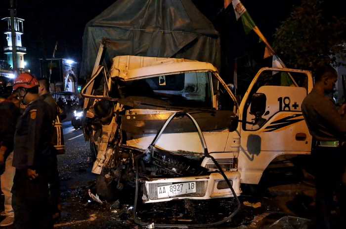 Kondisi truk muatan ringsek, Rabu (23/8) malam.