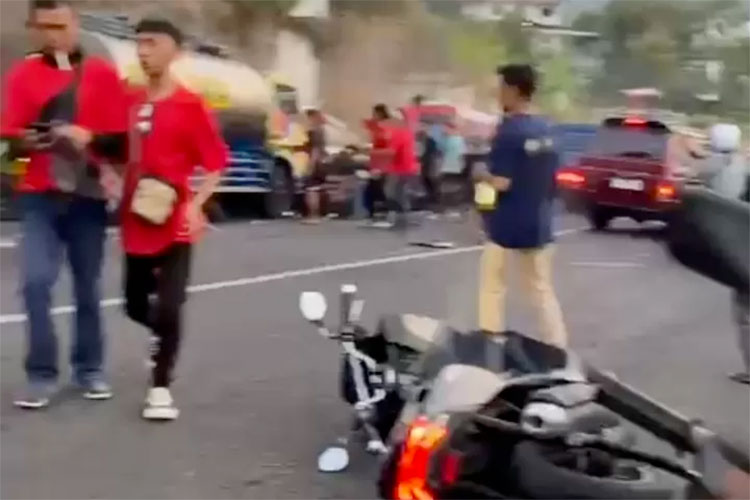 NAHAS: Kejadian kecelakaan di tanjakan Sajen melibatkan truk muatan air dengan penonton karnaval, Kamis (24/8) petang.