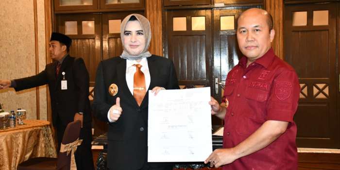 KOMITMEN BERSAMA : Bupati Pekalongan Fadia Arafiq bersama Kanwil Kemenkumham Jateng saat menandatangani rencana relokasi Lapas Pekalongan Selasa (15/8/2023).