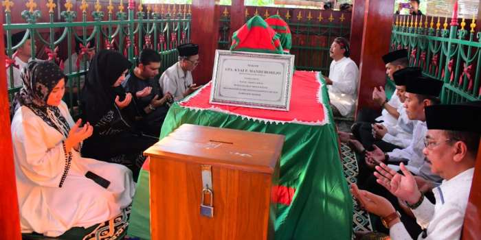 ZIARAH : Bupati Pekalongan Fadia Arafiq bersama unsur Forkopimda dan sejumlah kepala OPD melakukan ziarah di Makam Pangeran Mandurorejo, Kendal, Rabu (23/8/2023).