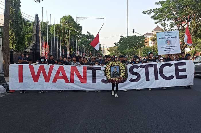 Keluarga mendiang Iwan Boedi Paulus dan massa dari Jaringan Lintas Agama untuk Kemanusiaan (Jalak) menggelar aksi demo di depan Polda Jateng.