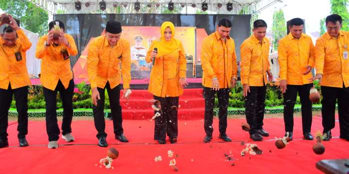 PEMBUKAAN PRK : bupati Fadia Arafiq saat membuka Pekan Raya Kajen untuk memeriahkan HUT ke-401 Pekalongan di Alun-Alun Kajen.