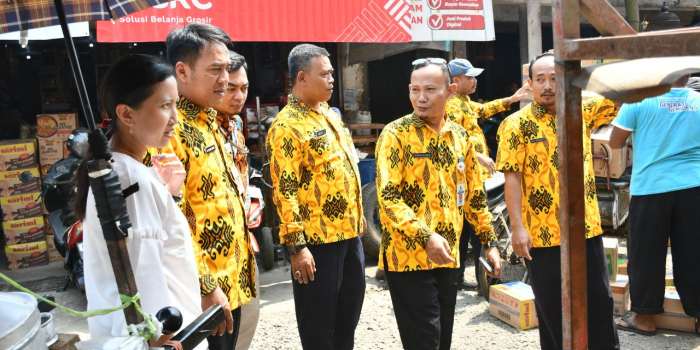 SURVEI INFRASTRUKTUR : Sekda Kabupaten Pekalongan Yulian Akbar saat mendampingi Kemendag dan Kementerian PUPR melakukan survei bangunan Pasar Kajen Selasa (15/8/2023).