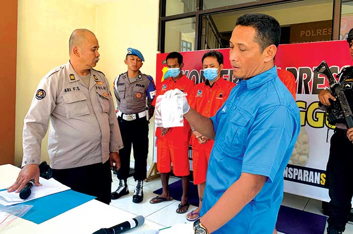 Kasat Reserse Narkoba Luqman Effendi menunjukkan sabu-sabu dalam gelar perkara di halaman Polres Temanggung, Kamis (24/8) dengan tiga tersangka warga Bansari.