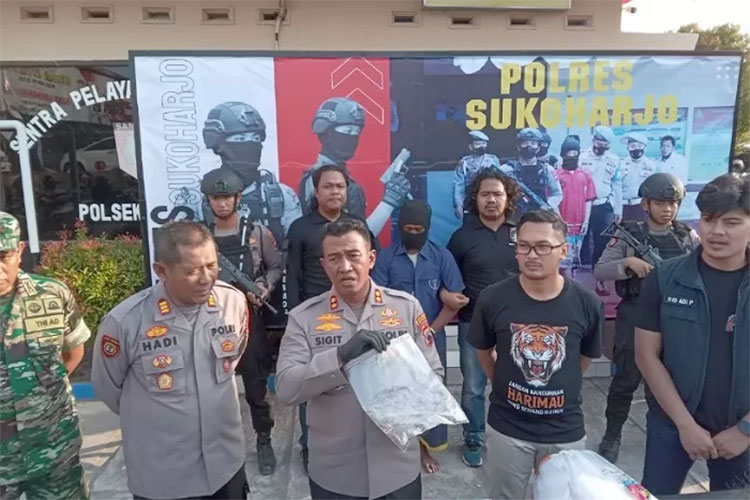 Kapolres Sukoharjo AKBP Sigit hadirkan sejumlah barang bukti dan pelaku pembunuhan Dosen UIN Raden Mas Said Solo Wahyu Dian Silviani, saat jumpa pers, Jumat (25/8). (IWAN KAWUL/RADAR SOLO)