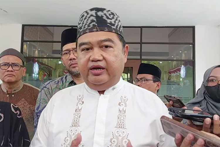Dekan Fakultas Ekonomi dan Bisnis Islam (FEBI) UIN Raden Mas Said Rahmawan Arifin memberikan keterangan kepada media. (SEPTIAN REFVINDA/RADAR SOLO)