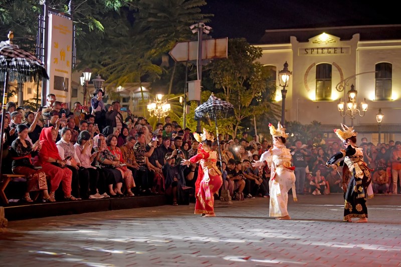 MEMUKAU: Peserta Rakernas JKPI saat menikmati pertunjukan seni tari di kawasan Kota Lama Semarang. (Humas Pemkot Semarang)