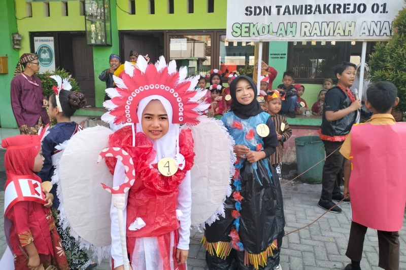 UNIK : Sejumlah siswa mengenakan baju &ldquo;sampah&rdquo; di ajang fashion show gaun daur ulang di SD Negeri Tambakrejo 01. (FIGUR RONGGO WASSALIM/JAWA POS RADAR SEMARANG)