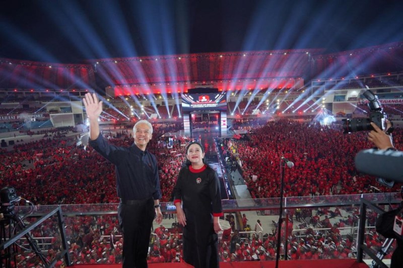 RAPATKAN BARISAN : Ribuan kader PDI Perjuangan sudah masuk Stadion Jatidiri Semarang menjelang dimulainya Apel Siaga Konsolidasi Pemenangan PDI Perjuangan Jawa Tengah Jumat (25/8) malam. (NURCHAMIM)