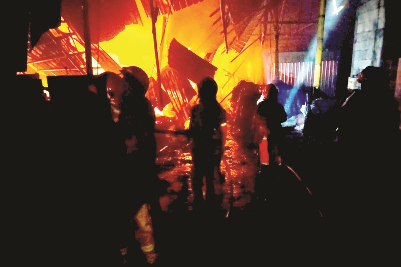 LUDES : Pabrik briket arang terbakar di Desa Karangduren, Kecamatan Tengaran. (Maria Novena/Jawa Pos Radar Semarang)