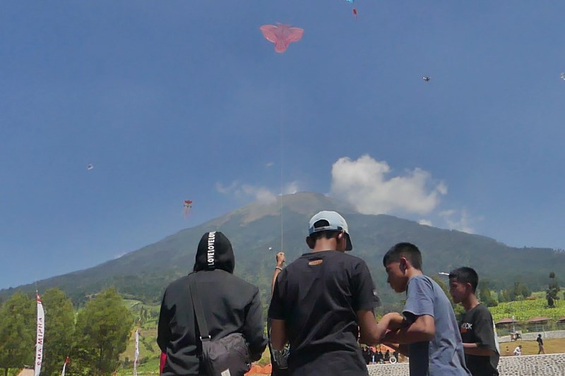 LOMBA : Siswa SMK Mipha Parakan menerbangkan layang-layang di Embung Bansari, Kamis (24/8).(IST)