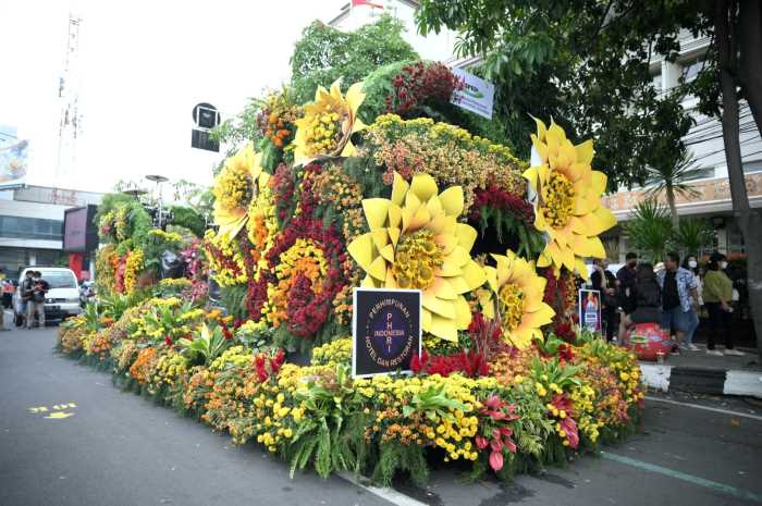 Salah satu mobil peserta Semarang Merdeka Flowers Festival 2023 yang siap pawai sore ini.