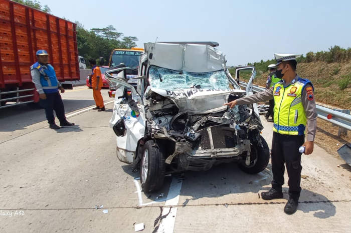 Aparat Kepolisian sedang mengamankan TKP kecelakaan maut di ruas jalan tol Semarang-Batang