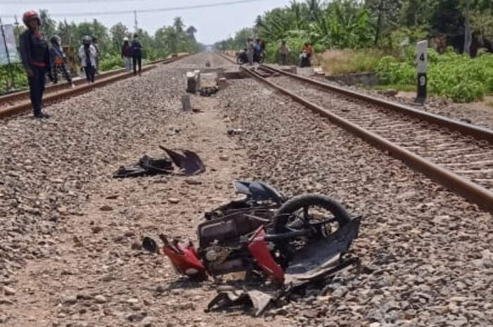 Motor milik korban ringsek di lokasi kejadian.