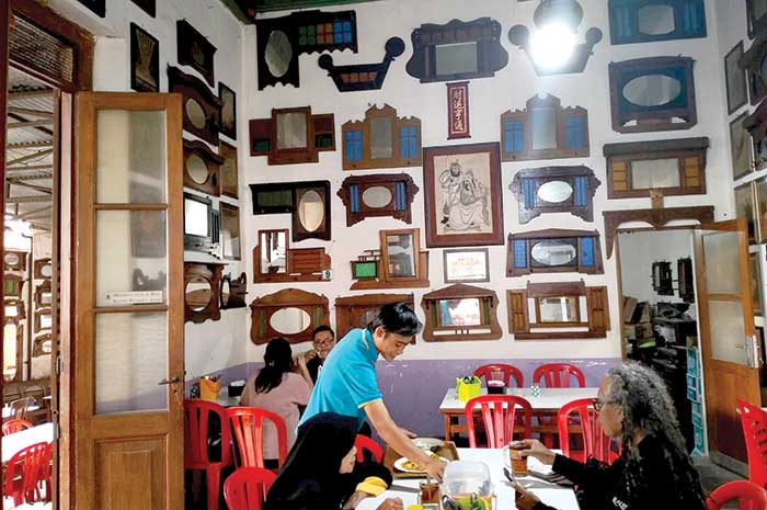 Interior cermin antik kapstok dipajang di dinding-dinding warung.
