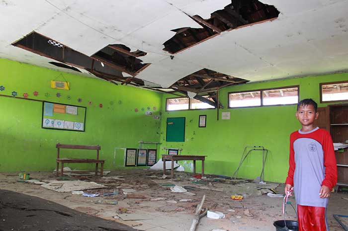Kondisi ruang kelas SDN 2 Penawangan roboh karena tidak kunjung ada perbaikan. Foto bawah, salah satu siswa meninjau kondisi dalam ruang kelas yang roboh kemarin.