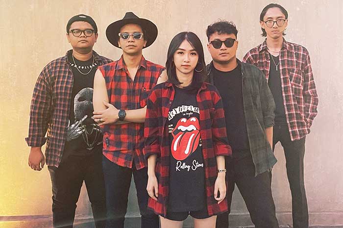 Lima Personel Mudra Band, Silva Hua (vocalis), Sams (Bass), Todkey (keyboard), Felix (drum), dan Galang Inoy (gitaris) saat tampil dalam sebuah acara.