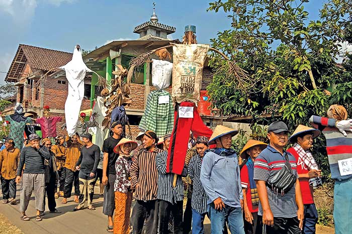 Sejumlah warga terlihat antusias saat mengikuti festival obang-abing di Desa Wisata Kandri.