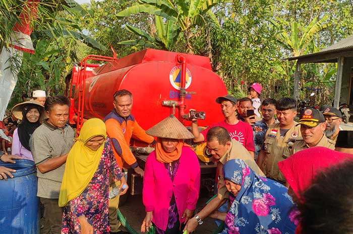 Sejumlah warga Desa Kalikayen, Kecamatan Ungaran Timur sedang antre untuk mendapatkan air bersih.
