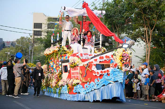 Peserta parade menghias mobil sesuai dengan potensi wilayahnya. Seperti Kecamatan Semarang Barat dengan potensi hasil lautnya.