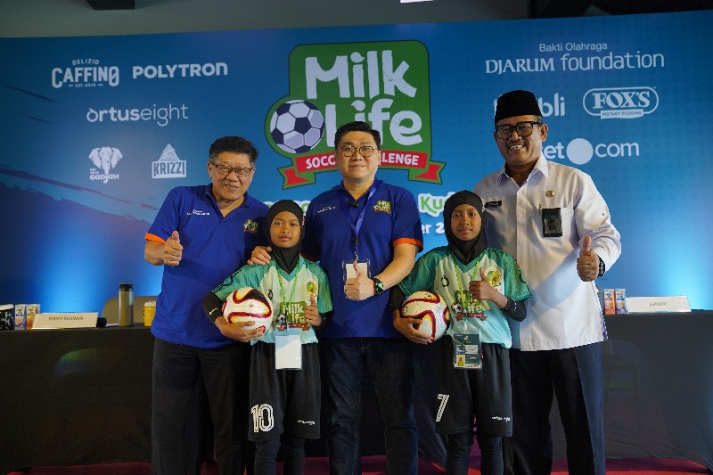 Program Director Bakti Olahraga Djarum Foundation Yoppy Rosimin, Rara Zenita Fatin, Direktur Marketing Global Dairi Alami Soegiono, Rere Zenita Farza, Kepala Kantor Kemenag Kudus Suhadi