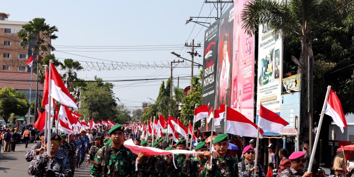 BENTANGKAN MERAH PUTIH : Ribuan warga dari berbagai organisasi memeriahkan kirab merah putih sebagai rangkaian Muktamar Sufi Internasional Senin (28/8/2023).