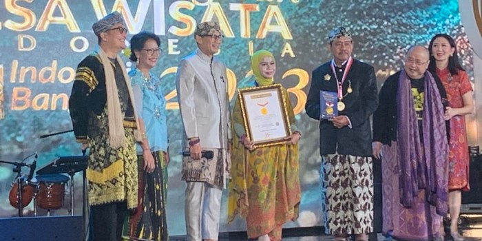 TINJAU LOKASI : Wali Kota Pekalongan Achmad Afzan Arslan Djunaid mendampingi Kapolda Irjen Pol Ahmad Luthfi meninjau lokasi pembangunan patung Hoegeng di kompleks Stadion Hoegeng Kota Pekalongan.