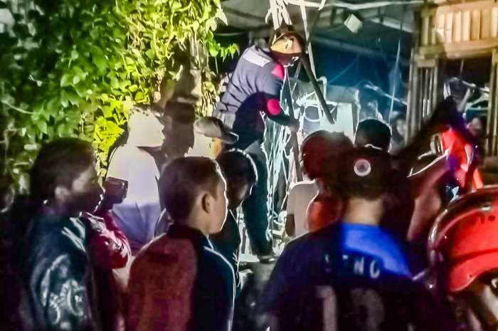 Proses penyelematan warga yang tercebur sumur.