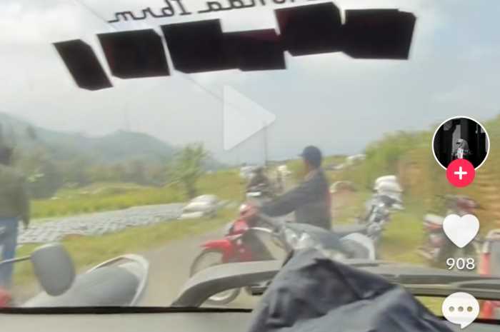 Mobil rombongan wisatawan Nepal Van Java dihadang tukang ojek.