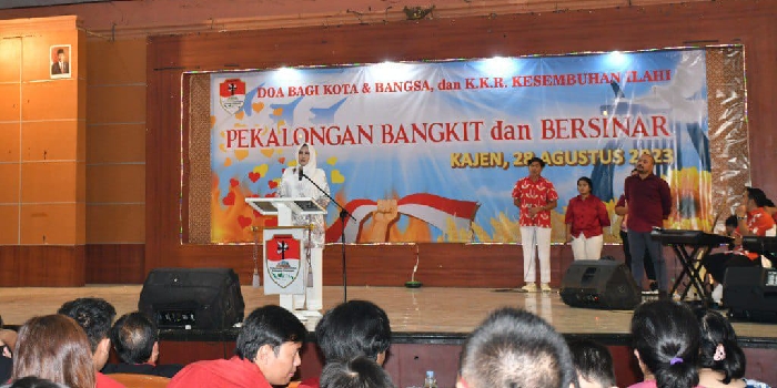 DOA BERSAMA : Bupati Fadia Arafiq saat berbicara di hadapan umat Kristiani Kabupaten Pekalongan dalam acara doa bersama di GPU Kajen Senin (28/8/2023).