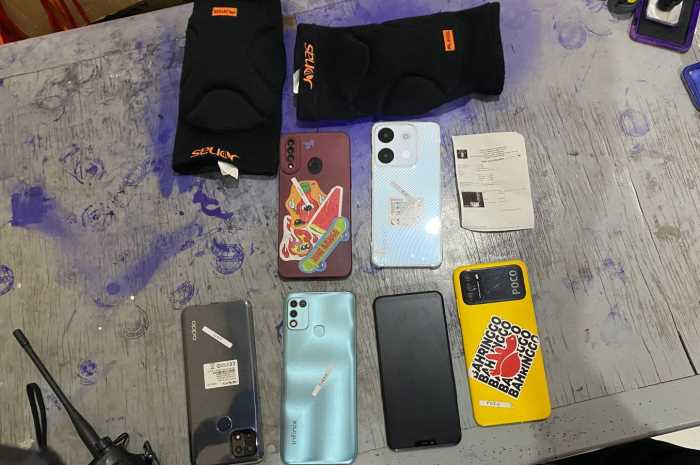 Enam handphone yang akan diselundupkan saat layanan kunjungan di Lapas Kedungpane.&nbsp;