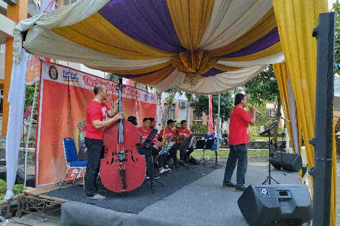 Orkestra Keroncong Karimoeni sedang memainkan musik keroncong di tengah acara Dies Natalis ke-58 Sastra Indonesia di Fakultas Ilmu Budaya, Universitas Diponegoro, Kamis (24/8/2023).