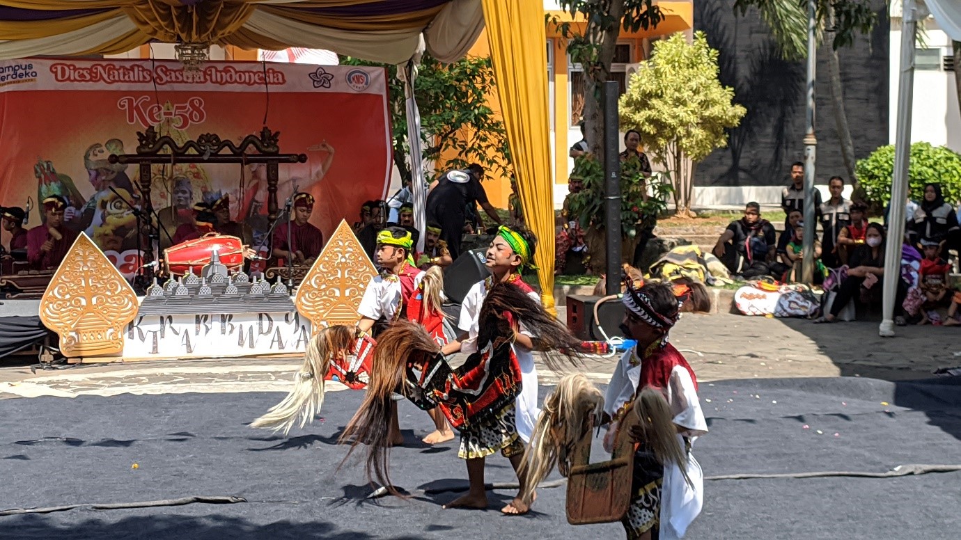 Penampilan kelompok seni Kuda Lumping Turonggo Tunggak Semi di acara Dies Natalis ke-58 Sastra Indonesia di acara Dies Natalis ke-58 Sastra Indonesia di Fakultas Ilmu Budaya, Undip.